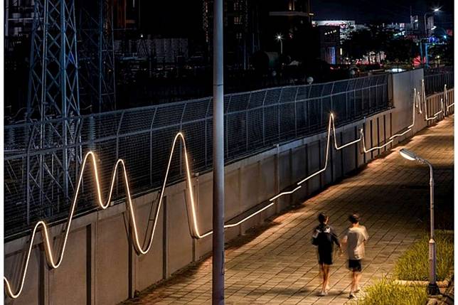 新竹市光復路台電圍牆上的心電圖光雕，今年3月獲得「建築與燈光設計界的奧斯卡」英國國際空間及燈光設計獎。(圖由新竹市政府提供)