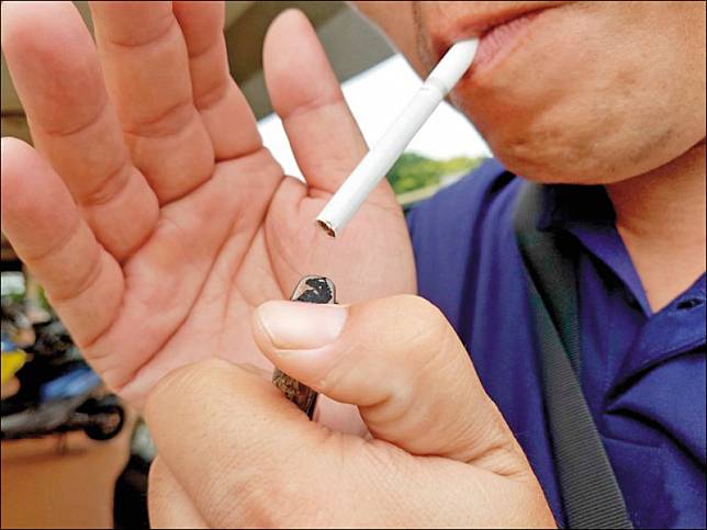 行政院版菸防法修正草案，將禁菸年齡提高至二十歲。(資料照)《吸菸有害健康》