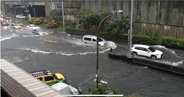 大雨狂炸高雄！九如路成河流　車輛涉水通行險象環生畫面曝光