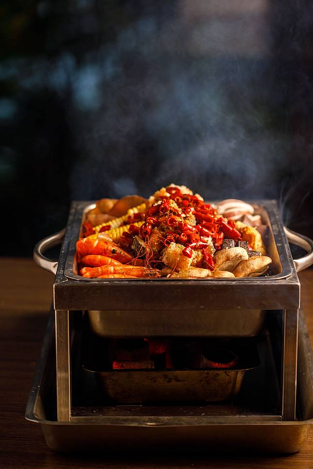 以炭火銅鍋烹煮「麻辣鱷魚鍋_烤魚鍋」，是該餐廳才吃得到的美味。（圖/芭達桑原住民主題餐廳）