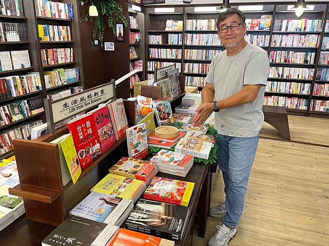 市圖推出「名人帶路─踅冊店、買好書」第二彈，邀請作家王浩一舉辦新書發表會和好書推薦。（市圖提供）