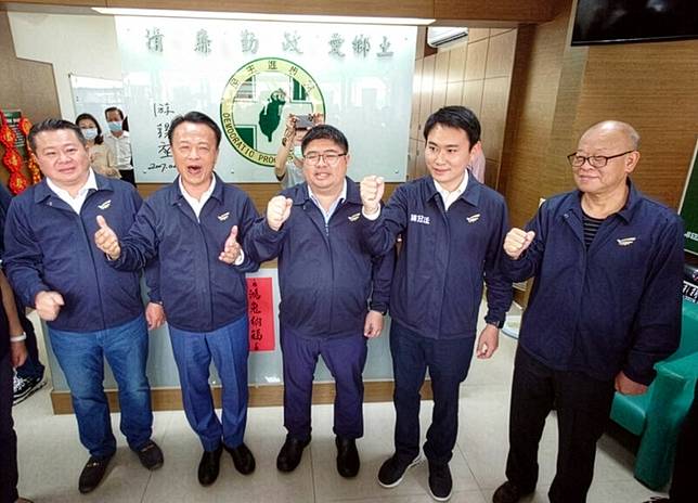 嘉義林派已主導嘉義縣政治版圖多年，上次立法委員民進黨初選時，由縣長翁章梁（左2）帶領現任立委蔡易餘（中）與首度參選的陳明文兒子陳冠廷（右2）一起登記參選，拉抬聲勢。（ 攝影／黃國芳／中央社）