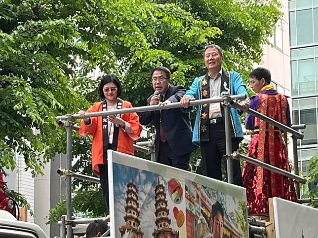 ▲黃偉哲與台南應用科技大學去年共赴YOSAKOI索朗祭宣傳台南，獲得良好迴響，今年再度聯手出擊，黃偉哲也登上表演前導車向現場所有民眾介紹台南。(圖／南市府提供）