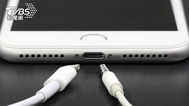 蘋果取消3.5mm耳機孔後帶起一股風潮。（圖／TVBS）