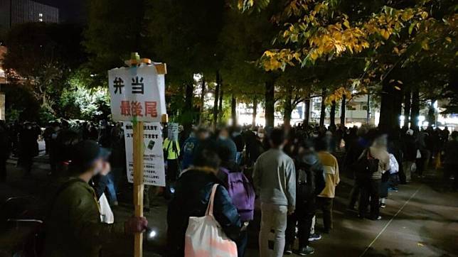 日本公益團體發放免費年夜飯，吸引355人排隊領取。（圖／翻攝自TENOHASI官網）