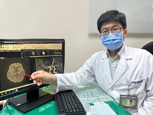 洪朝賢醫師說，中風有年輕化趨勢，若患者能在發病後4.5小時內送醫評估，24小時內手術，可大幅降低失能風險。豐原醫院提供
