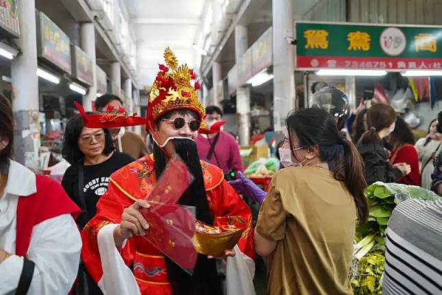 屏東市中央市場發放限量紅包袋，年味十足