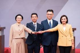 民進黨今舉行2026高雄市長提名政見會，綠委邱議瑩、賴瑞隆、林岱樺、許智傑會前合影。