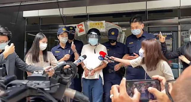 台北市南港區29日發生一起砍人案，陳男大街上砍殺前女友，今（30）日檢方聲押。（圖／翻攝畫面）