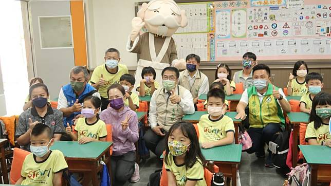 台南市長黃偉哲到新南國小向小朋友宣導防疫措施。 （記者施春瑛攝）