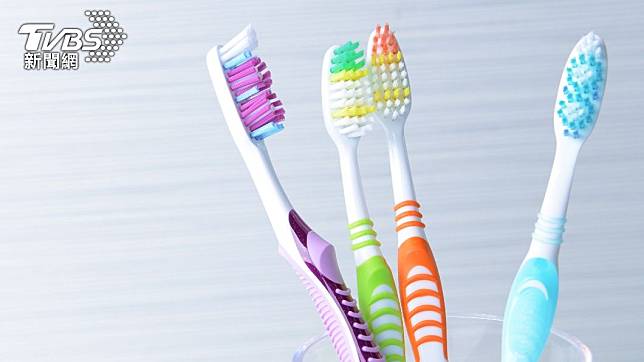 你知道牙刷毛的顏色其實有特殊功能嗎？（示意圖／shutterstock達志影像）