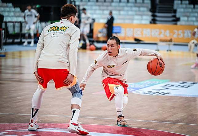 He Mingliang &reg; warms up with Zhejiang Lions guard Sun Minghui before a CBA regular-season game. (Handout via Xinhua)