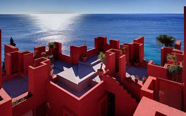 《魷魚遊戲》樓梯迷宮真實還原！西班牙粉紅堡壘原來內有民宿