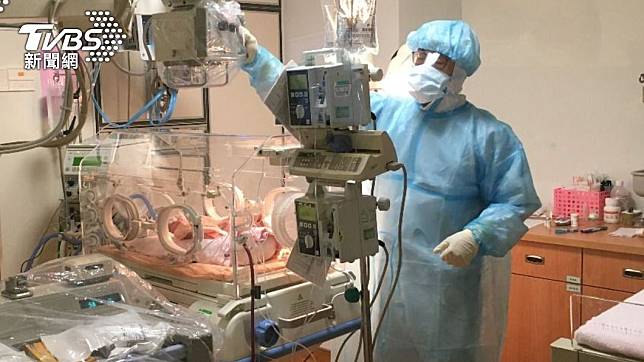 醫療人員全力救治新冠肺炎患者，為確診孕婦剖腹生產。（圖／台北慈濟醫院提供）