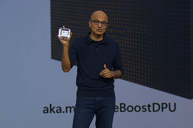 微軟CEO納德拉（Satya Nadella）在年度盛會Ignite 2024發表自家開發的DPU，專門用在微軟的資料中心。（圖片來源／翻攝微軟Ignite 2024）