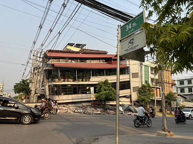  緬甸28日發生規模7.7強震，正巧返台而躲過地震的仰 光華僑李金蘭接受中央社電話訪問表示，地震發生後 志工們互相聯繫，掌握瓦城等地區災情嚴重，很多樓 房倒塌，震後多處網路、通訊斷訊，還有很多人聯繫 不上。圖為瓦城當地震後嚴重坍塌的房屋。 （李金蘭提供） 中央社記者張祈傳真 114年3月29日