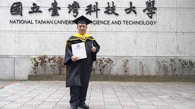先鋒機械公司創辦人黃哲武以85歲高齡取得臺科大碩士學位。（圖／臺科大提供）