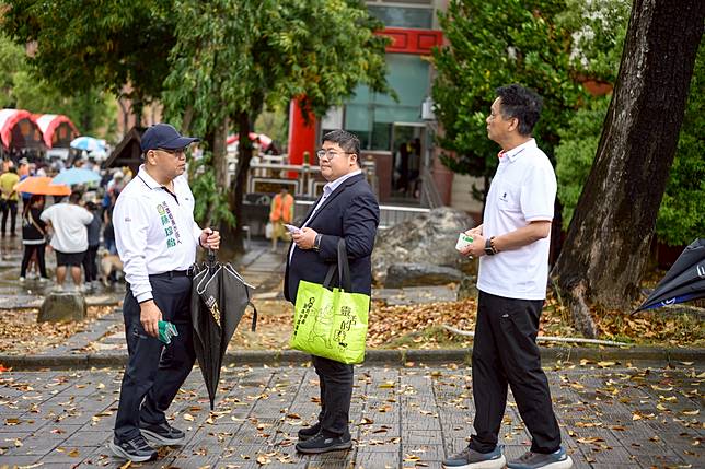 清明連續假期，確定代表民進黨參選嘉義縣長的立委蔡易餘（中），跟著幕僚與民雄鄉長參選人陳琮貽（右）在民雄23號公墓等待拜訪民眾。（攝影／黃世澤）