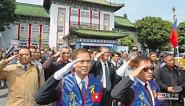 合唱黃埔軍歌 袍澤淚喊「繆哥一路好走」