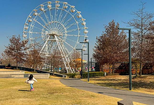 This photo taken with a mobile phone shows a kid running at the waterfall city park in Johannesburg, South Africa, June 17, 2024. (Xinhua/Zhang Yudong)