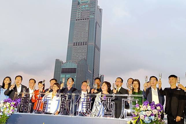 承億酒店於夕陽餘暉中，在高空無邊際泳池畔舉辦發布會，正式宣告對外營運，高雄市長陳其邁等貴賓受邀出席。（圖/徐炳文攝）