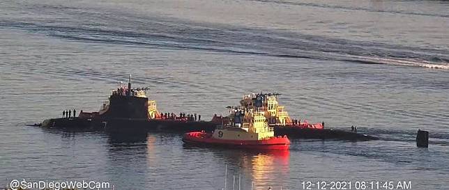 追蹤軍艦的網站WarshipCam在推特貼出「康乃狄克號」出現在舊金山港的照片。(圖擷自WarshipCam推特)