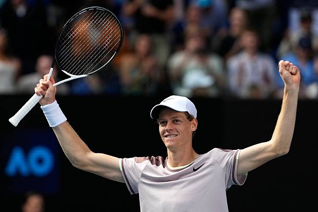 Sinner在2024澳網擊敗「墨爾本之王」Djokovic後，舉起雙手露出如釋重負的笑容。圖片來源 LINE TODAY：AP/達志影像  
