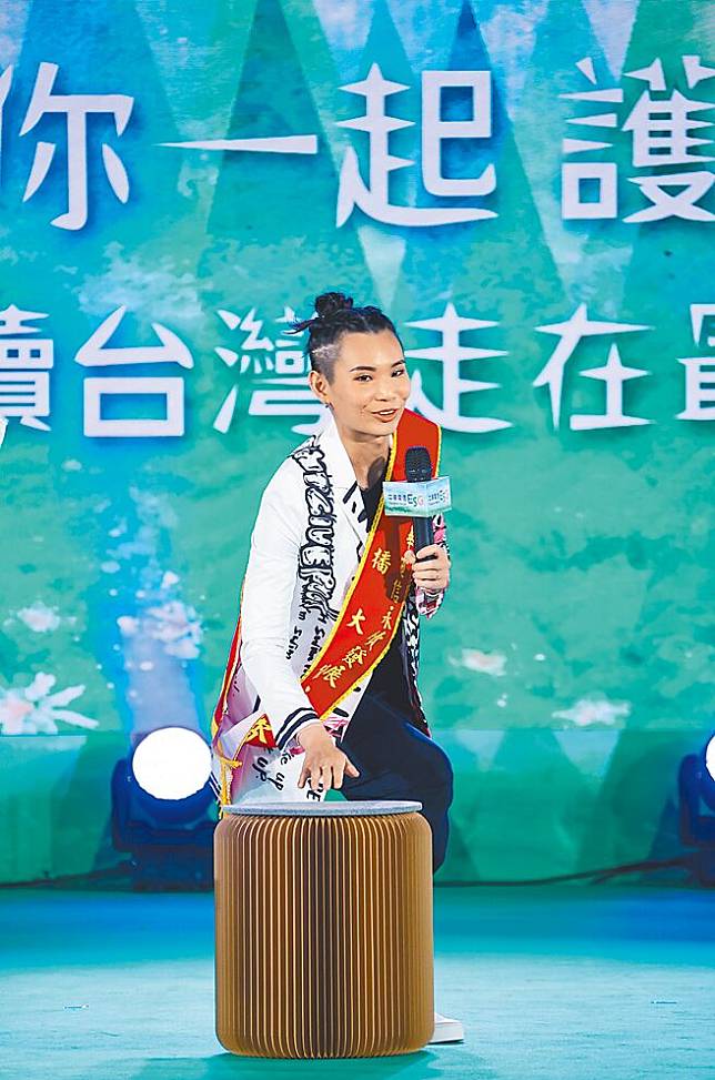 中華電信邀請羽球天后戴資穎擔任永續發展傳播大使，現場還試坐環保椅子。（羅永銘攝）