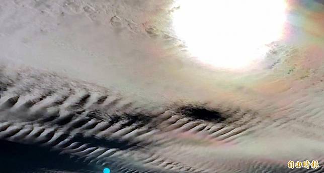 日月潭天空赫見白雲狀似魚鱗般的「魚鱗天」景象。(記者謝介裕攝)
