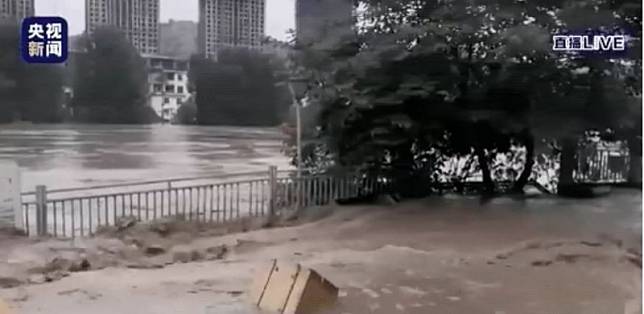 重慶綦江出現1940年以來最大洪水，洪峯在下午3點半到達綦江，正在通過市區，今晚8點的洪峰超過保證水位5.34公尺，超過1940年建站以來的最高水位(1998年的205.55公尺)。(圖擷取自微博)