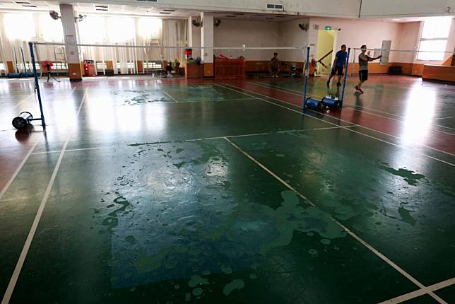 大仁里活動中心羽球館年久失修地板損壞，十二月中旬將進行整修。（記者陳俊文攝）