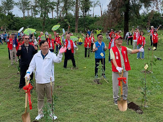 台新金控偕社福團體，首年在台東森林公園種植四千棵牛樟樹幼苗，啟動樹木補植工作。（記者鄭錦晴攝）