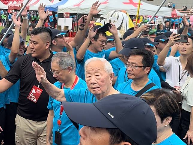 台積電創辦人張忠謀親自出席運動會，揮手向現場同仁加油打氣。記者巫鴻瑋／攝影