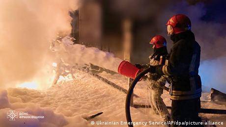 伊萬諾弗蘭科夫斯克遭襲後，烏克蘭消防人員在努力撲滅大火
