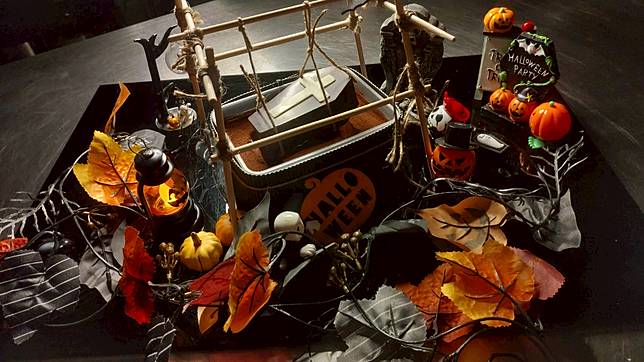 「萬聖掘墓趴」提起你的鏟，揭開蜂蜜馬斯卡邦，讓浸滿馬薩拉咖啡酒液的手指滲出，小心撬開法芙娜巧克力的棺，探訪裡頭詭譎的南瓜蘋果餡！(圖片提供/魚缸珈琲)