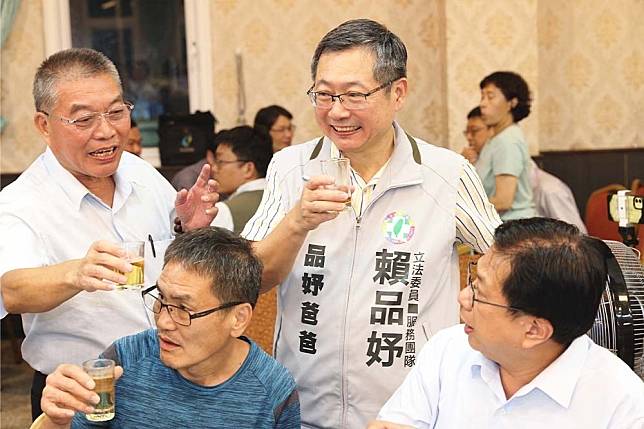 民進黨立委賴品妤父、前綠委賴勁麟（中）今天下午宣布請辭雲豹能源科技股份有限公司董事長。（資料照片／陳愷巨攝）