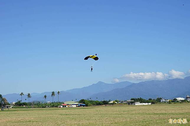 今天天氣極佳，陸軍航特部今天於屏東潮州進行傘訓，士官兵就以大武山為背景跳傘。(記者陳彥廷攝)
