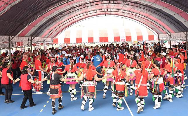 苗栗縣一一二年度都會區原住民族歲時祭儀暨聯合豐年祭，八日在頭份市六合綜合運動場舉行。（記者謝國金攝）