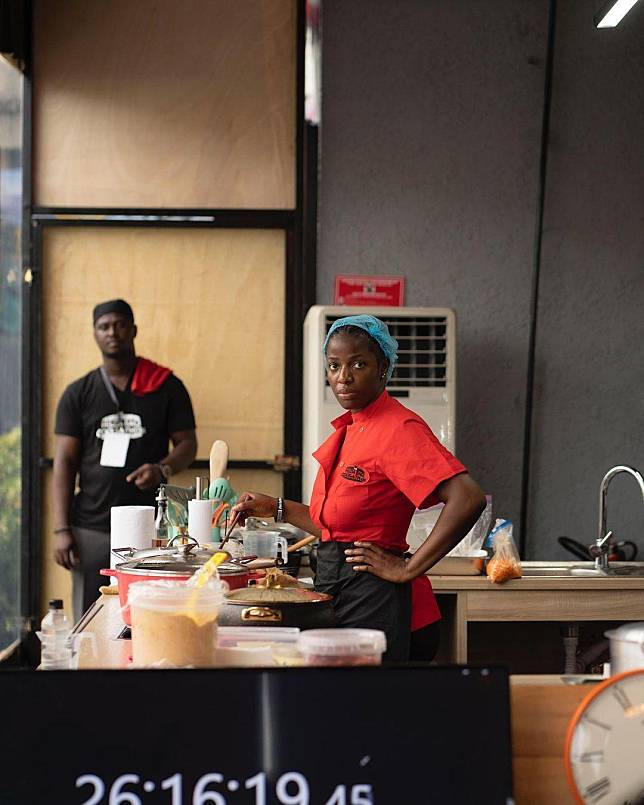 巴西為了宣揚奈及利亞美食，近日挑戰連續烹飪100小時成功。（翻攝自@hildabaci IG）