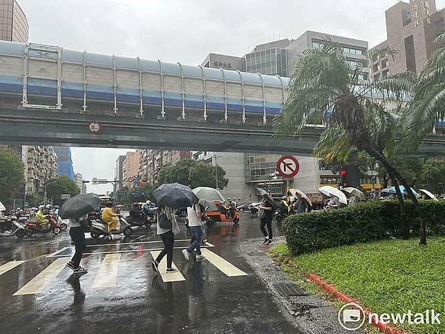 今（15）天鋒面仍在北部海面，受到西南風持續影響，各地天氣不穩定。 圖：林岑韋／攝（資料照）