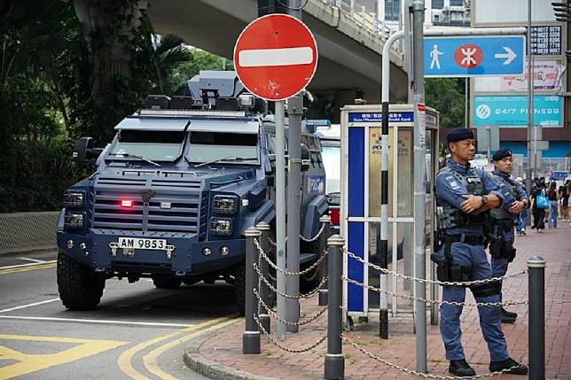 港警部署中國改裝的「劍齒虎」鎮暴裝甲車。（取自香港01）