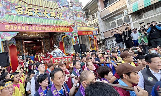 「府城迎媽祖」二十八日鳴炮出巡，鎮南媽鑾駕由前立法院長王金平、市長黃偉哲扶轎，立委林俊憲、陳亭妃等人陪同。（記者陳治交攝）