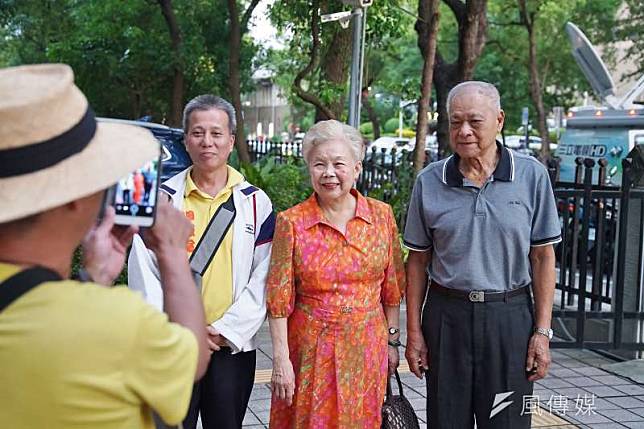 台北市長柯文哲的父親柯承發（右一）與母親何瑞英（右二）現身中選會引發關注。（盧逸峰攝）