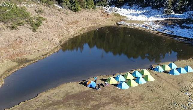 被山友譽為「仙女灑落的珍珠」加羅湖畔被山友拍到的空帳，其他山友則痛批「據地為王」。 （「阿裕爬台灣Hiking in Taiwan 」提供）