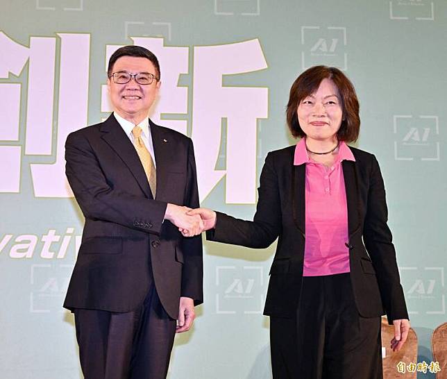 準閣揆卓榮泰(左)介紹新勞動部長何佩珊。(資料照)