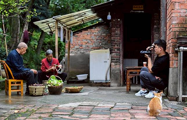 Zhang Wanlu &reg; captures a scene of his grandparents picking vegetable at home in Ankang, northwest China's Shaanxi Province, Sept. 21, 2022. (Xinhua/Zou Jingyi)