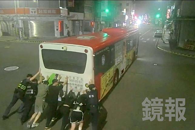 熱心民眾放下熱騰騰的滷味美食，趕緊過去幫忙警員，眾人聯手把拋錨的公車推到路邊。民眾提供
