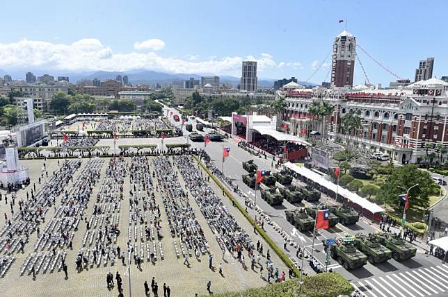 國家元首肩負國家走向，攸關國家安全，不比基層的縣市長，公民在做揀選時，必然會要求不同的專業標準。圖為110年國慶大會在總統府前盛大舉。(資料照)