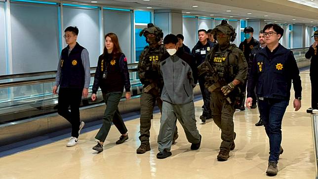 鍾成恩被押解返台。資料照。刑事局提供