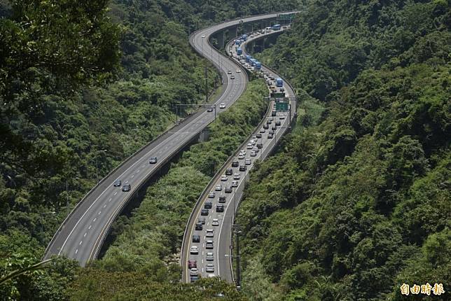 國5南下連塞22小時創紀錄，中午過後還有車潮要上路。圖為國道5號坪林往宜蘭方向湧入車潮。(記者簡榮豐攝)